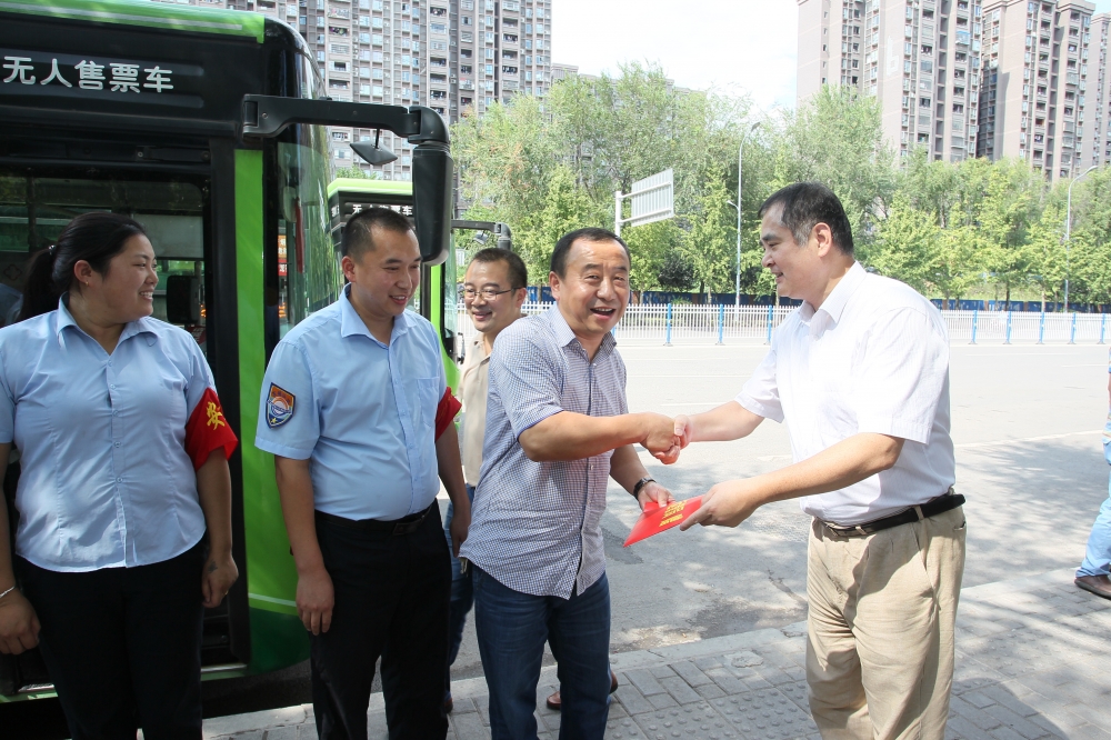 市運(yùn)管局領(lǐng)導(dǎo)慰問(wèn)一線(xiàn)員工